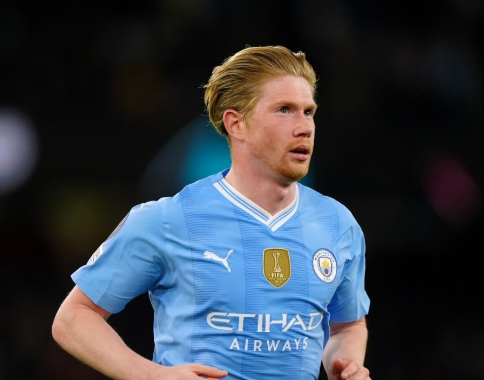 告别队长，热刺球员赛后在球场上将孙兴慜高高抛起